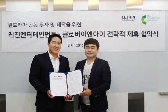 콘텐츠 개발 기업 클로버 이앤아이와 웹툰 기업 레진엔터테인먼트가 웹툰과 만화의 영상화를 위해 전략적 제휴를 체결했다. 지난 21일 서울 강남 비즈니스 센터에서 열린 협약식에서 클로버 이앤아이의 김영욱 대표(왼쪽)와 레진엔터테인먼트의 김창민 본부장은 레진코믹스에서 인기리에 연재 중인 웹툰과 만화를 영상화하기 위한 공동 투자 양해 각서를 체결했다.